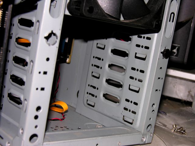 Laufwerkseinschub 5,25, die kleine Bleche müssen zurückgebogen werden.jpg