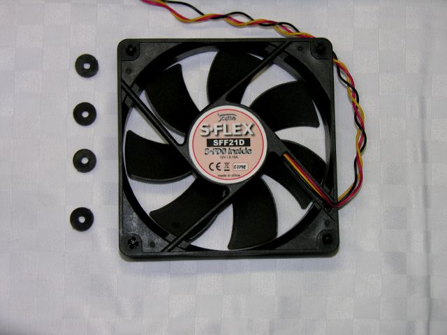 Lüfter Scythe, max. 800 rpm, runterregelbar auf ca. 500 rpm, unhörbar_ links daneben Gummiringe (Wasserhahninstallation).jpg