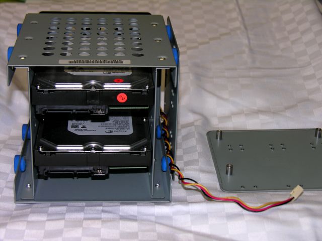 Stacker-Modul von hinten, vier Festplatten können eingebaut werden_rechts die Montageplatte mit fast Schwingungsfreier Aufhängung.jpg