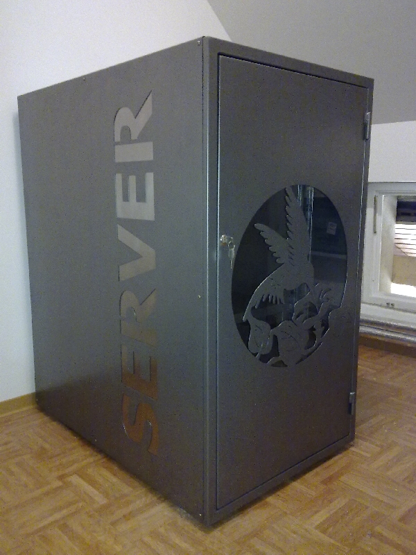 fertig gepulvert mit Plexiglas und Edelstahlschrift