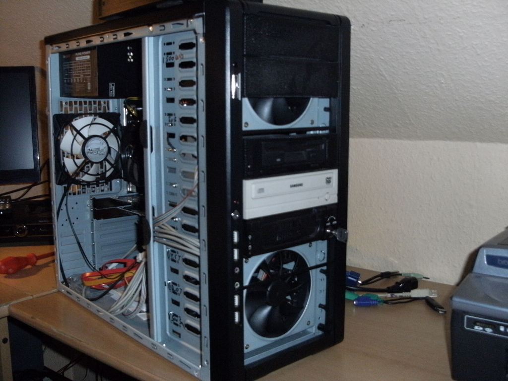 die Frontlüfter vor den HDDs