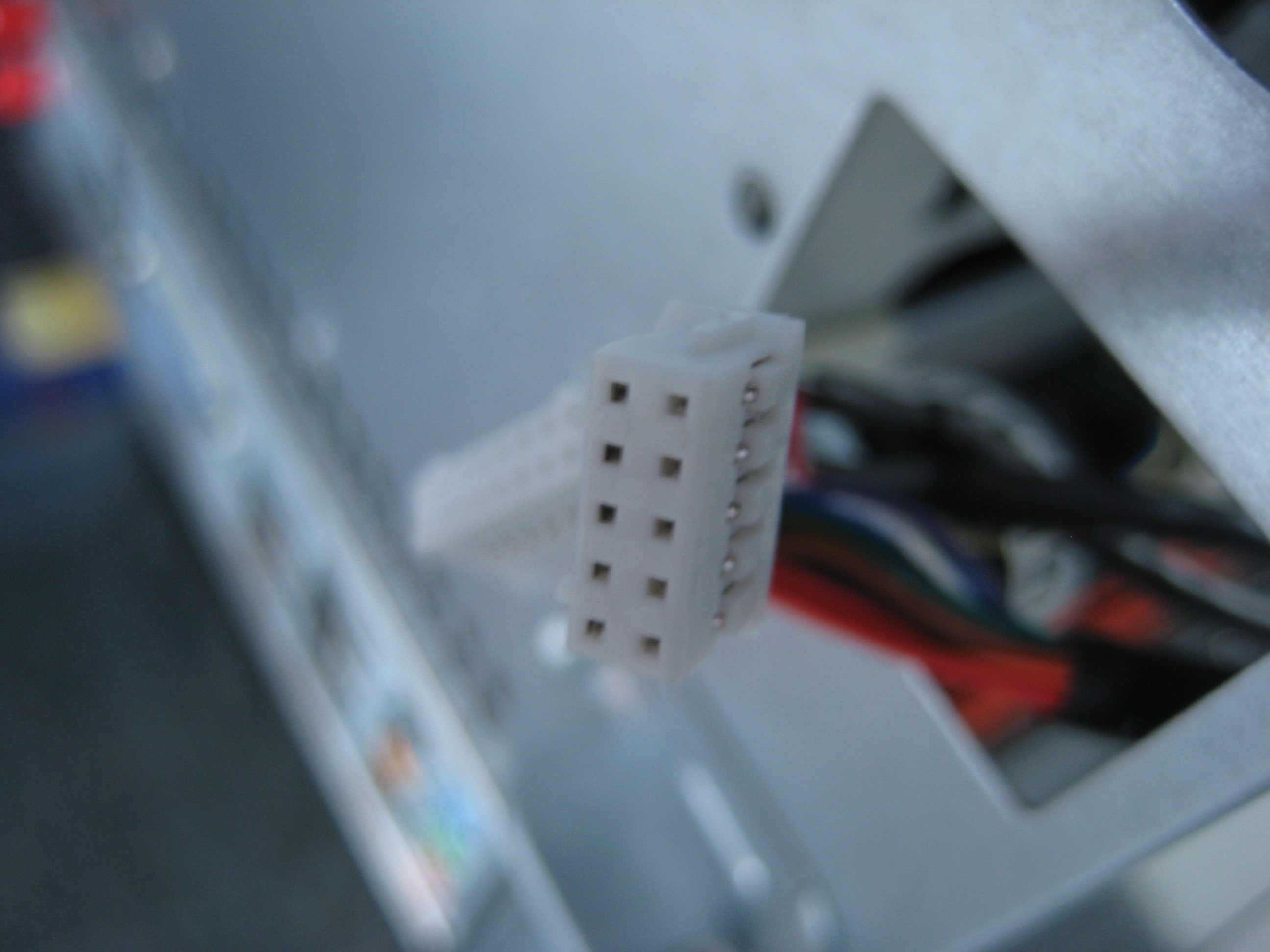 an dem und dem dahinteren stecker muss irgendwo das kabel für den orginal powerknopf vorhanden sein.... ja, für mich nur ein grosser kabelsalat.