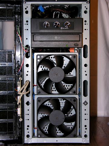 Die 120er Lüfter  laufen mit ca. 400-600 rpm, sie kühlen die Festplatten  unhörbar