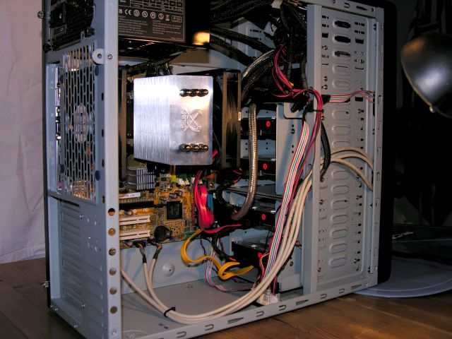 Hier sieht man den CPU-Kühler/Lüfter 120 mm und die HD Schächte, derzeit 4 Laufwerke mit jeweils 250 GB eingebaut
