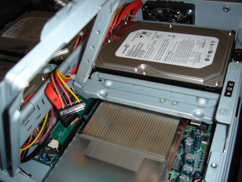 Ansicht auf den Ram; Im Vordergrund ist der CPU- Passiv- Kühler zu sehen